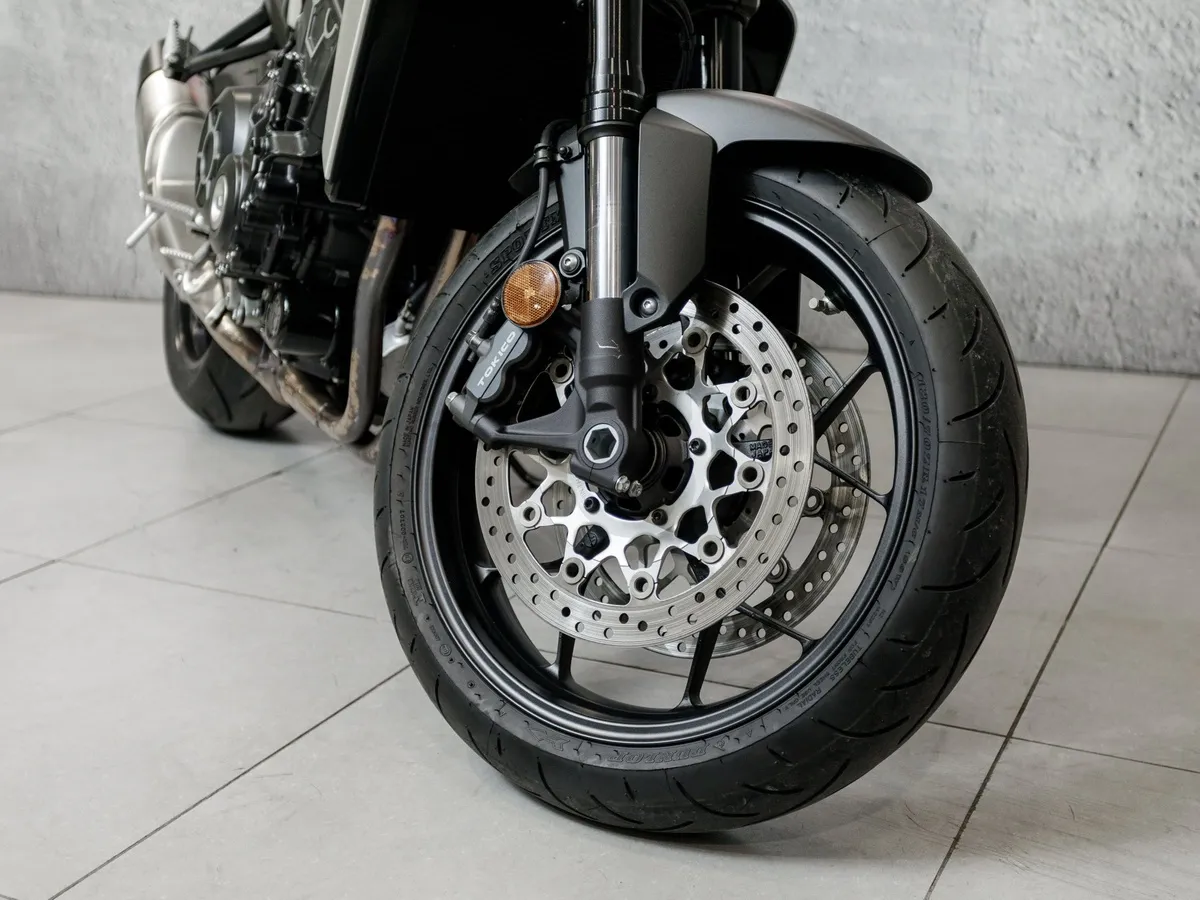 Honda CB1000 R 998 см³ (145 л.с.) 998 Черный в АВИЛОН. Слайд №7