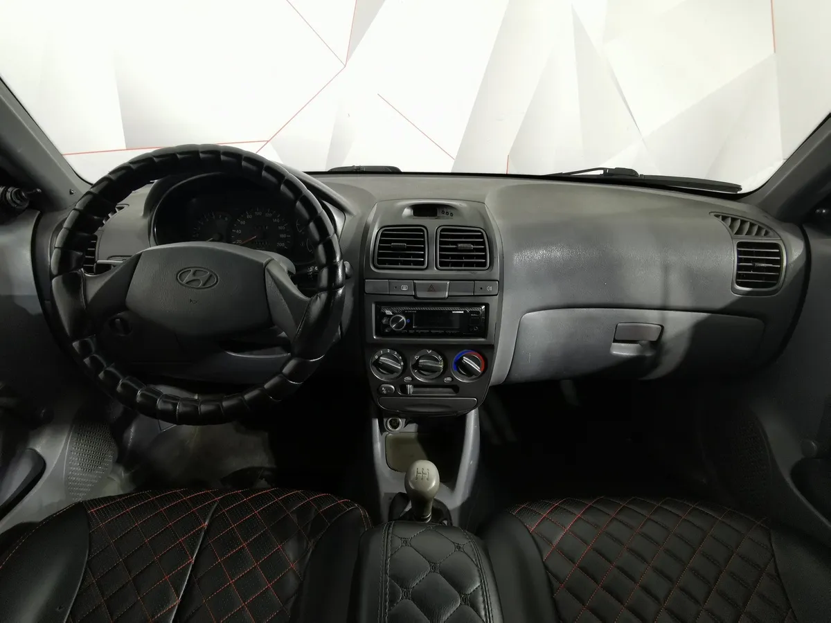 Hyundai Accent 1.5 MT (102 л.с.) Серебристый в АВИЛОН. Слайд №13