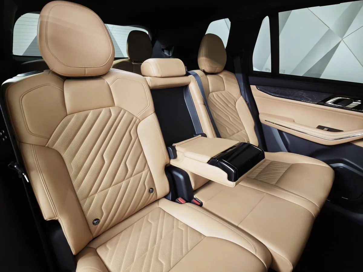 Lynk & Co 09 MHEV 2.0 T5 Drive-E AMT 4WD (7 мест) (254 л.с.) Halo + Upgrade package Белый в АВИЛОН. Слайд №16