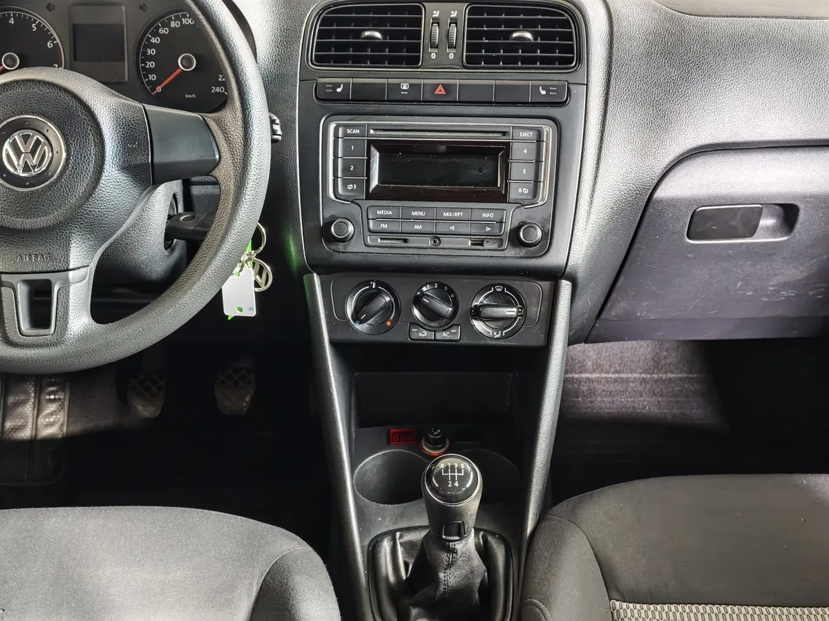 Volkswagen Polo 1.6 MPI MT (90 л.с.) Comfortline Серебристый в АВИЛОН. Слайд №15