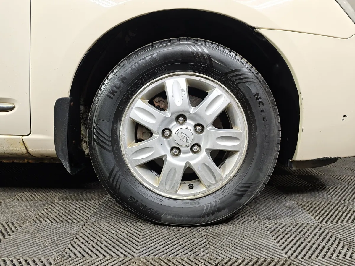 Kia Carens 2.0 MT (137 л.с.) Бежевый в АВИЛОН. Слайд №9