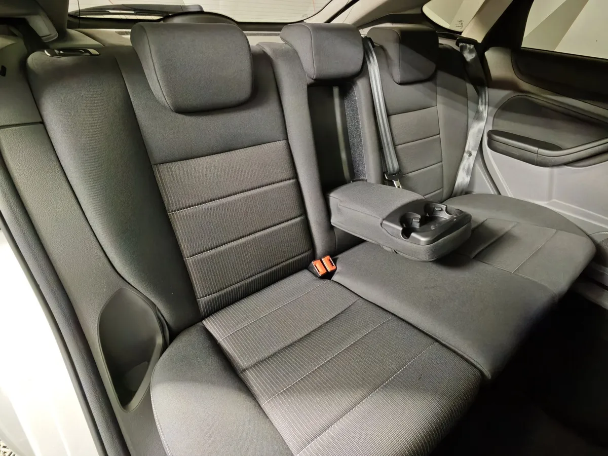 Ford Focus 1.6 AT (101 л.с.) Titanium Серебристый в АВИЛОН. Слайд №17