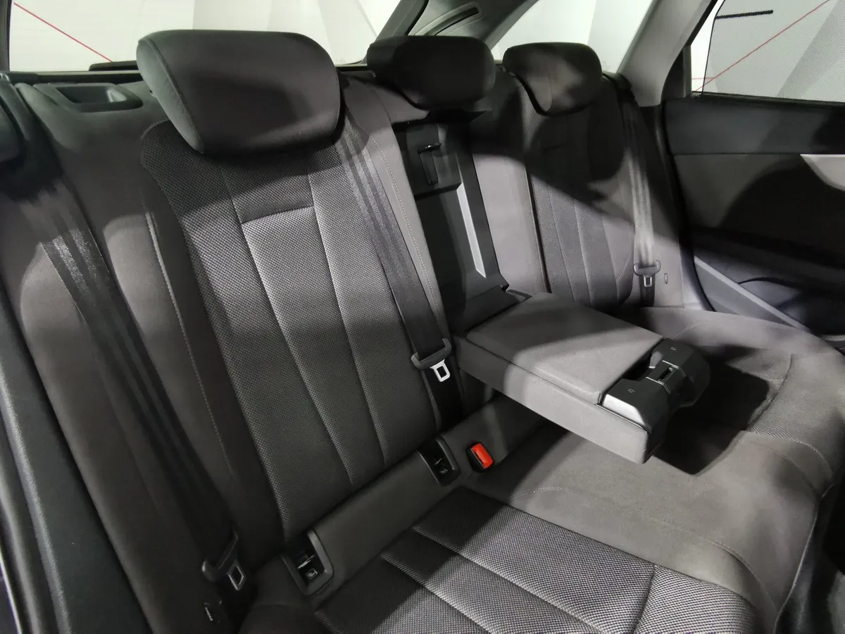 Audi A4 2.0 TDI S tronic (150 л.с.) Design Черный в АВИЛОН. Слайд №17
