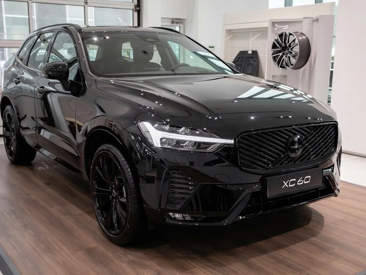 Volvo XC60 2.0 B5 8AT AWD (250 л.с.) Ультра темный Черный в АВИЛОН. Слайд №2