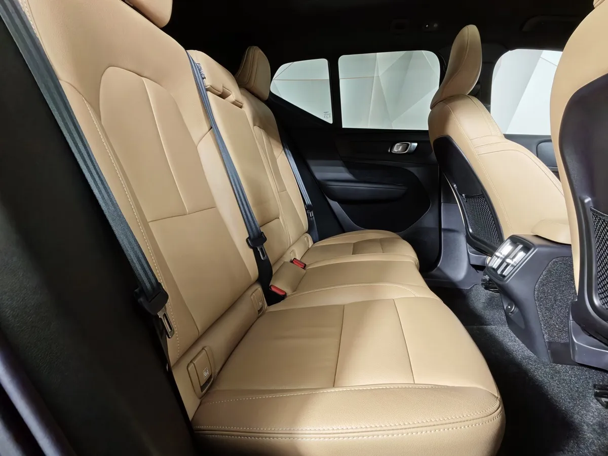 Volvo XC40 2.0 T4 Drive-E AT AWD (190 л.с.) Синий в АВИЛОН. Слайд №16