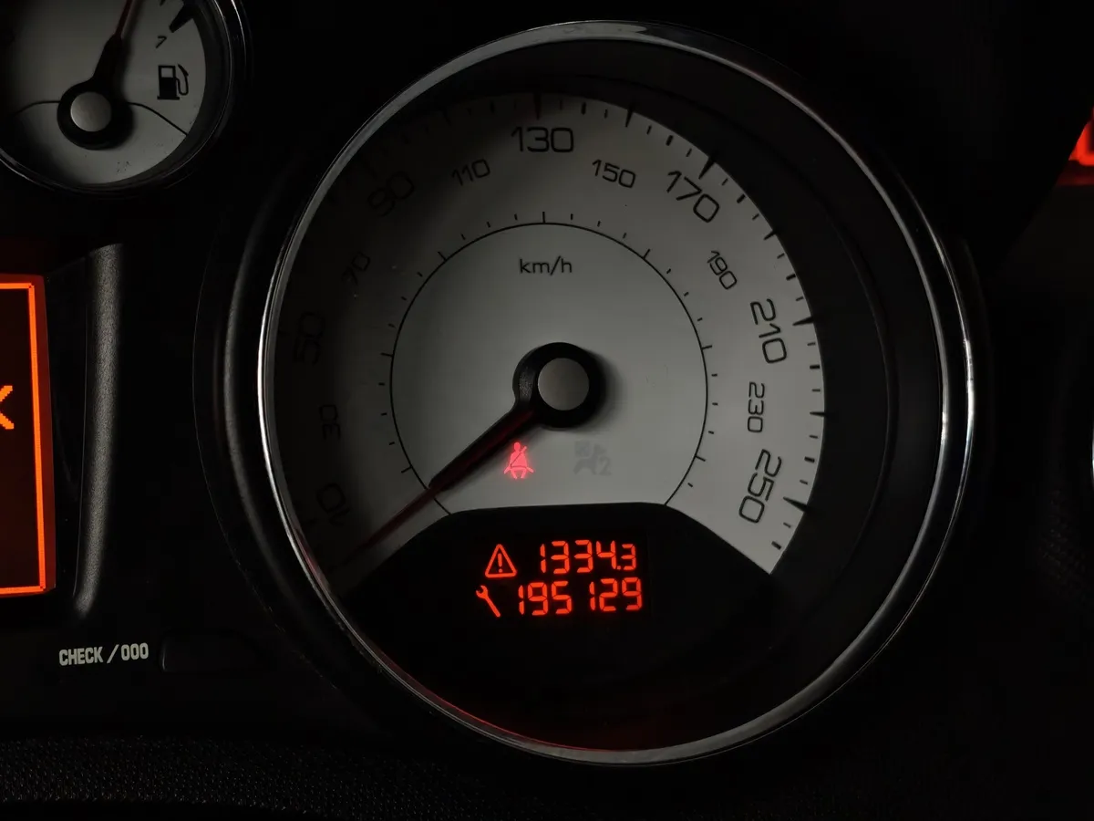 Peugeot 408 1.6 MT (115 л.с.) Active Серебристый в АВИЛОН. Слайд №16