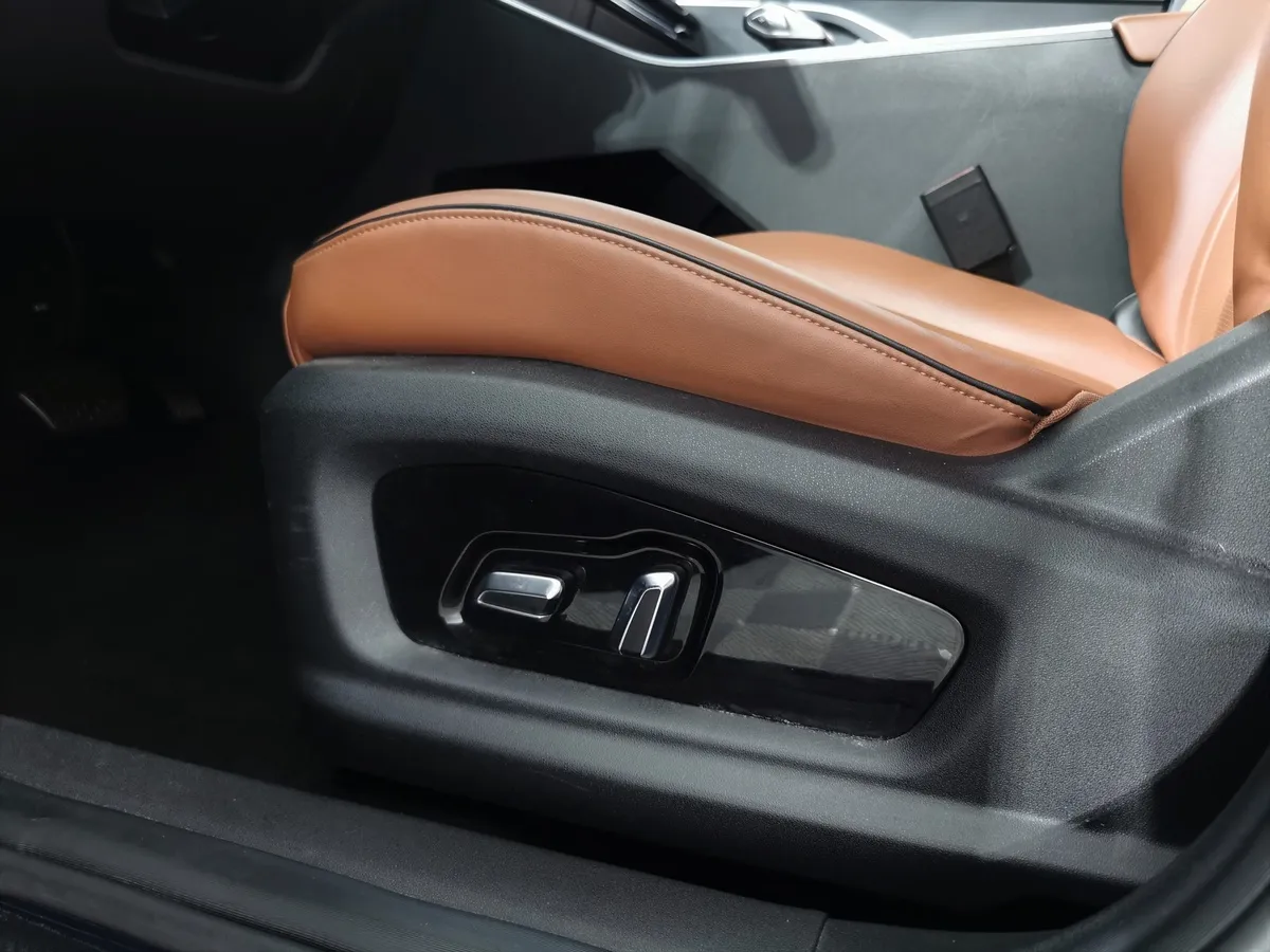 Omoda C5 1.5T CVT (147 л.с.) Ultimate (двухцветный, красные элементы экстерьера) Синий в АВИЛОН. Слайд №20
