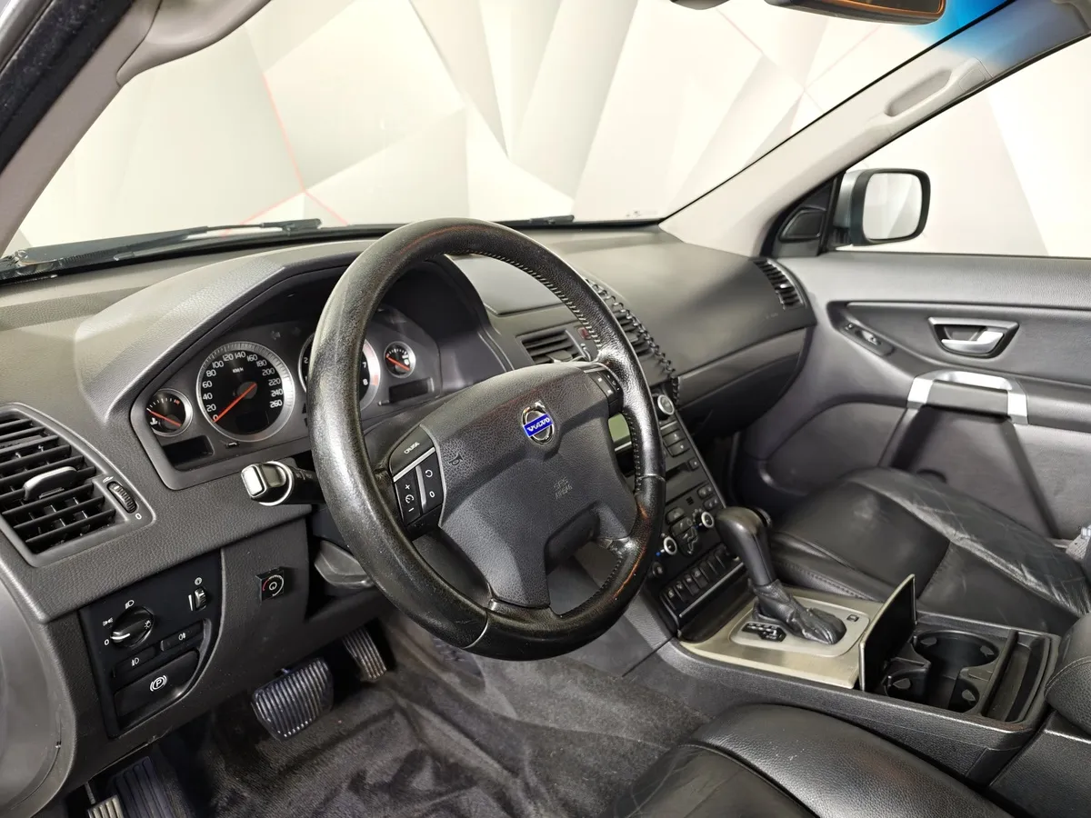 Volvo XC90 2.5 T5 Geartronic AWD (5 мест) (210 л.с.) Серебристый в АВИЛОН. Слайд №17