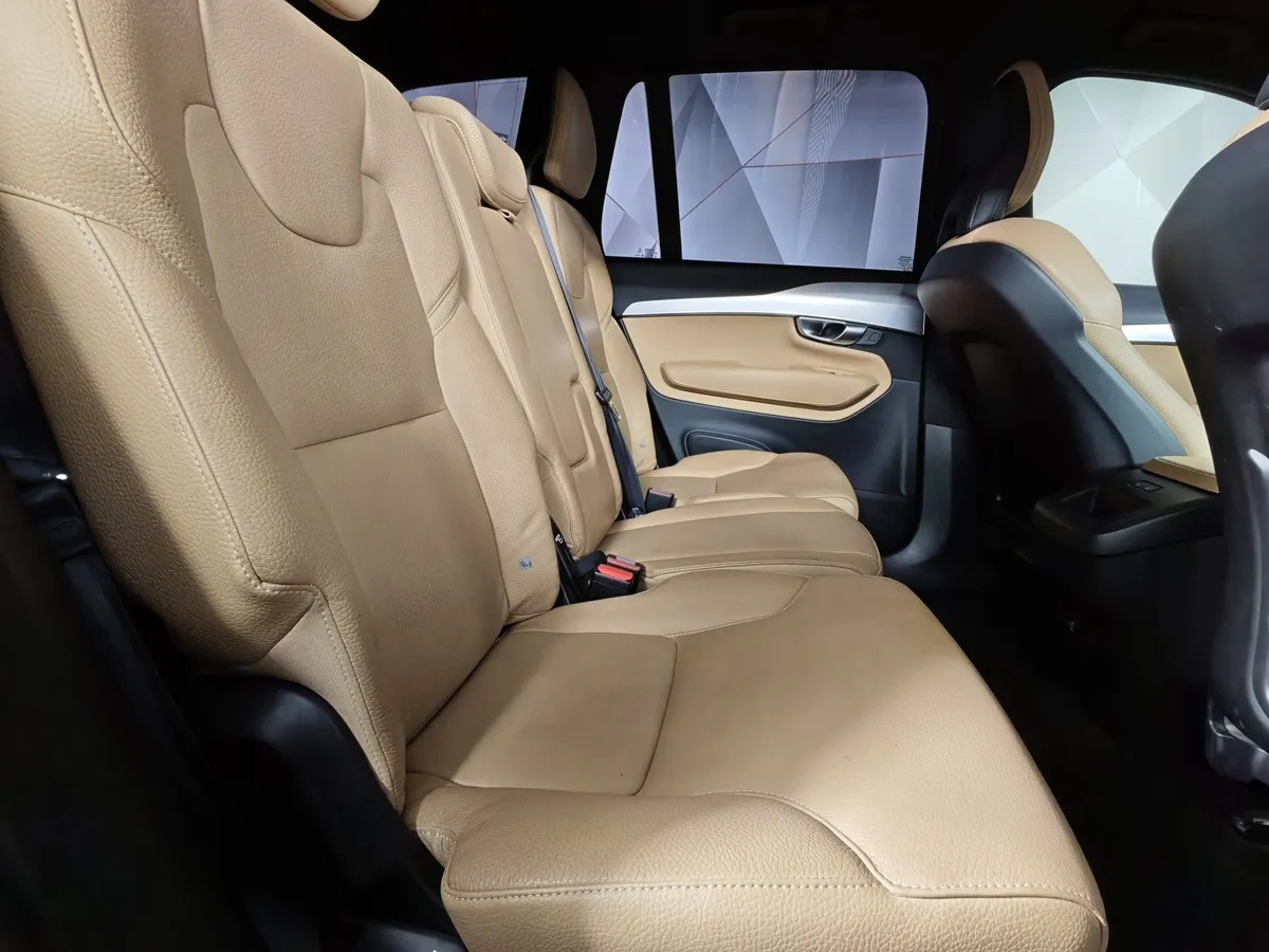 Volvo XC90 2.0 AT AWD D5 (5 мест) (225 л.с.) Inscription Серый в АВИЛОН. Слайд №16