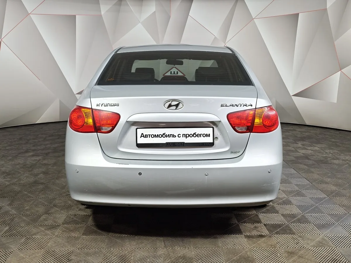 Hyundai Elantra 1.6 AT (122 л.с.) Серебристый в АВИЛОН. Слайд №8