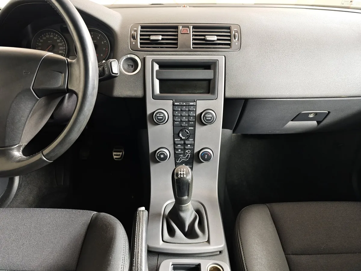 Volvo C30 1.6 MT (100 л.с.) Красный в АВИЛОН. Слайд №13