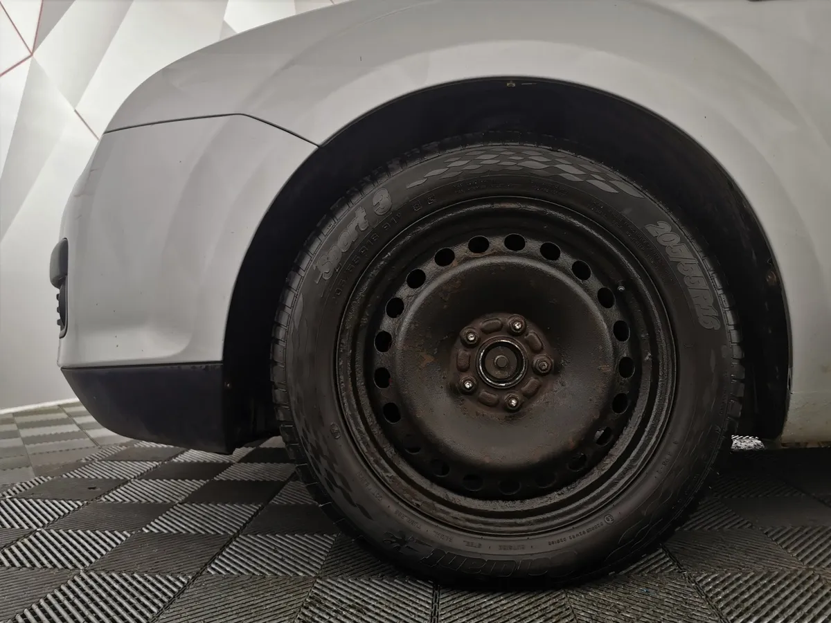 Ford Focus 1.8 MT (125 л.с.) Ghia Серебристый в АВИЛОН. Слайд №9