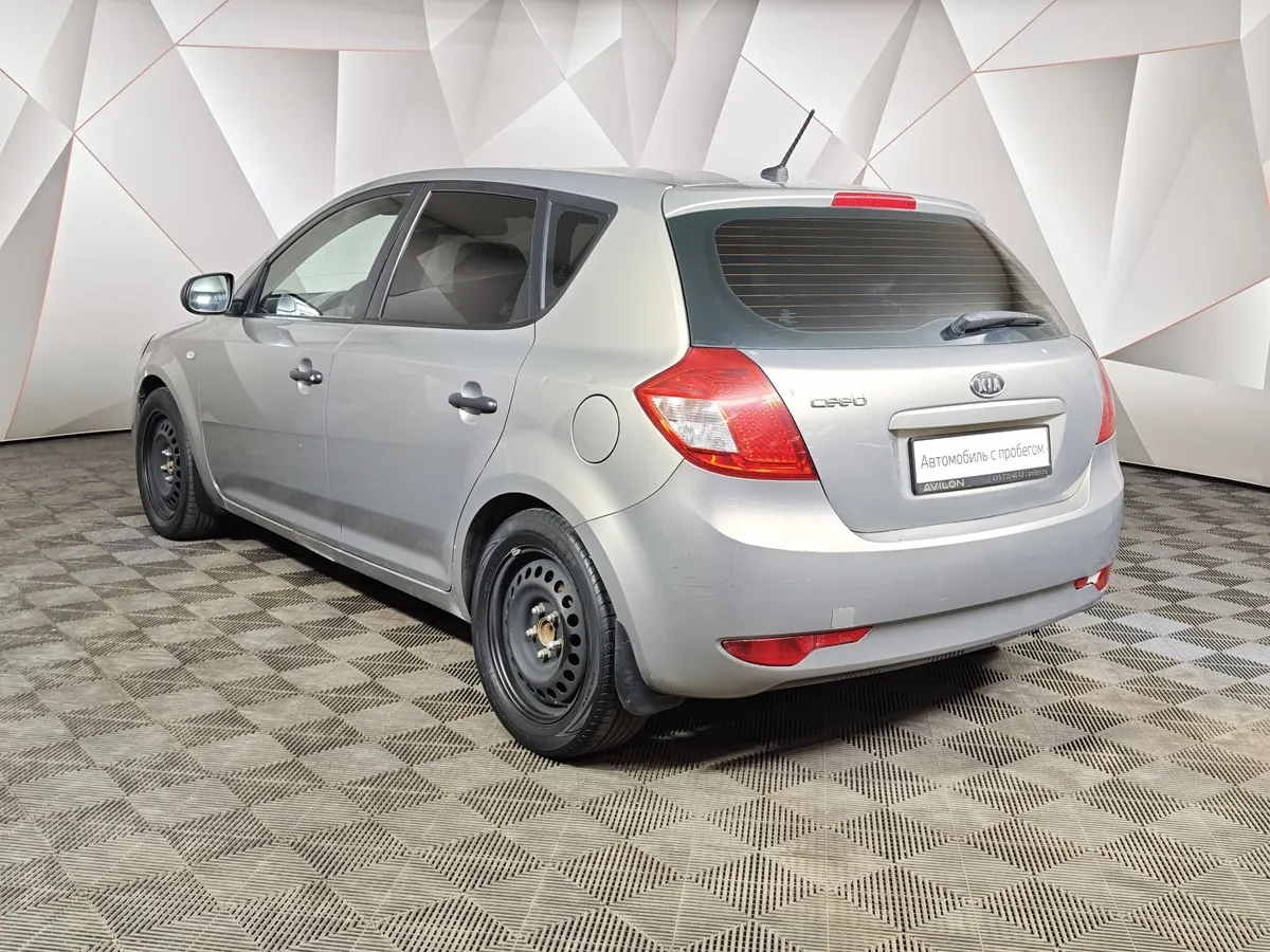 Kia Ceed 1.4 MT (109 л.с.) Серебристый в АВИЛОН. Слайд №4