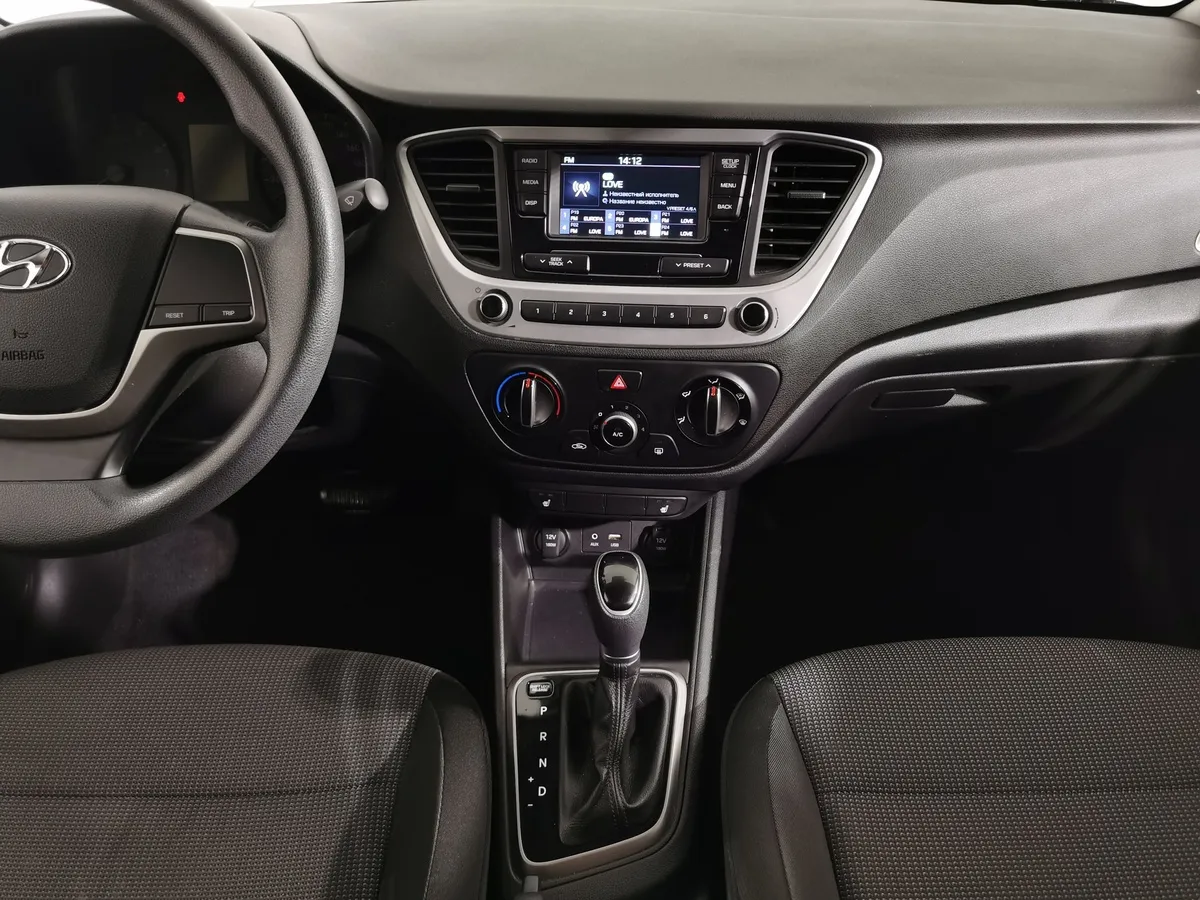 Hyundai Solaris 1.6 AT (123 л.с.) Comfort + Advanced + Winter Черный в АВИЛОН. Слайд №14