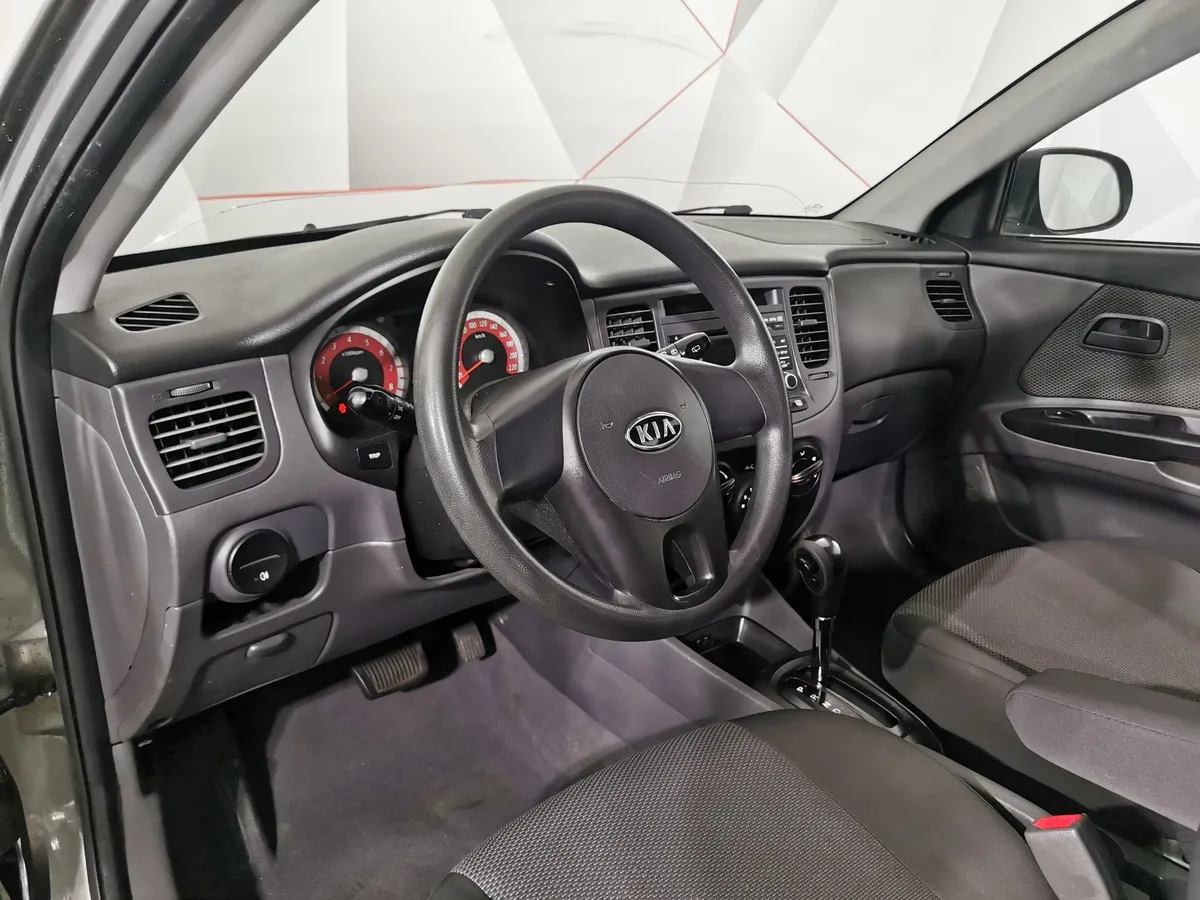 Kia Rio 1.4 AT (97 л.с.) Classic Серебристый в АВИЛОН. Слайд №17