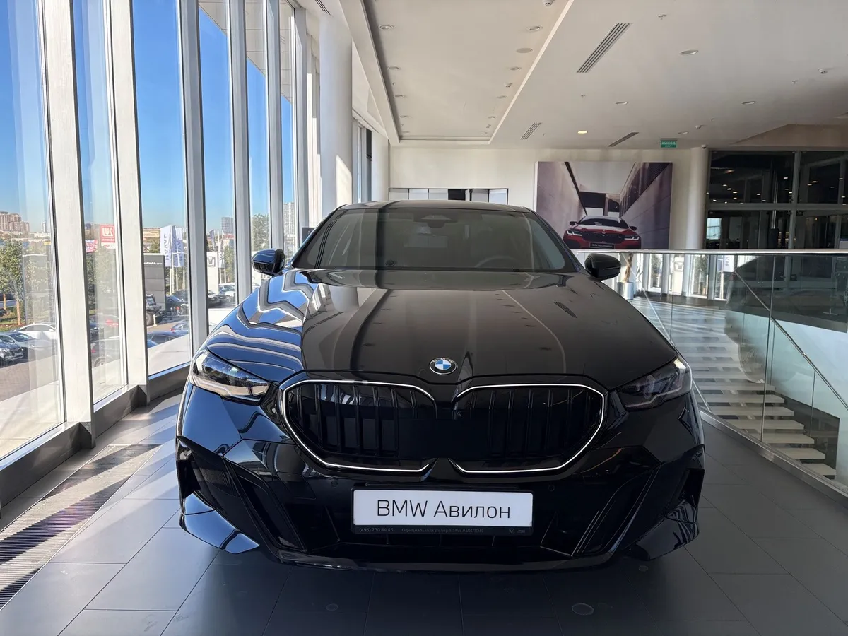 BMW 5 серия 530i xDrive AT (252 л.с.) Черный в АВИЛОН. Слайд №2