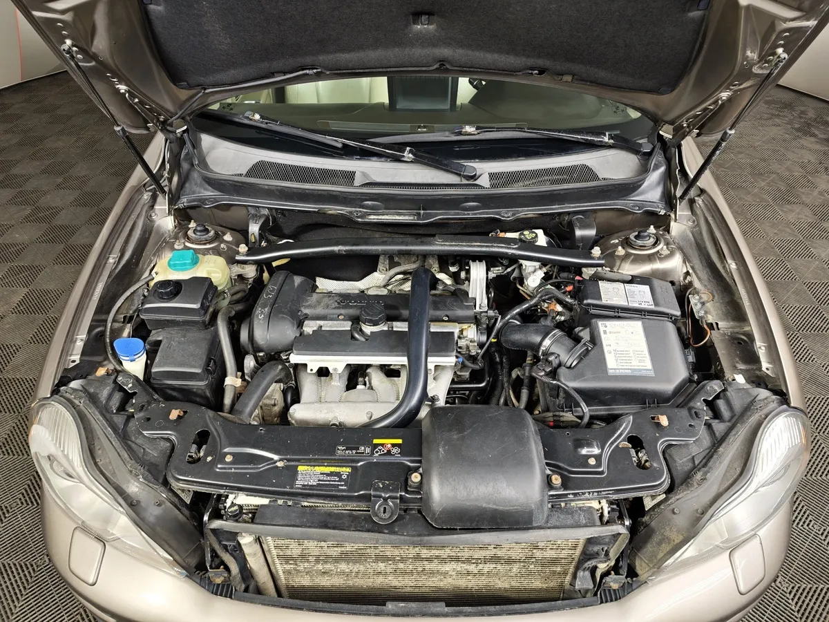 Volvo XC90 2.5 T5 Geartronic AWD (5 мест) (210 л.с.) Коричневый в АВИЛОН. Слайд №11