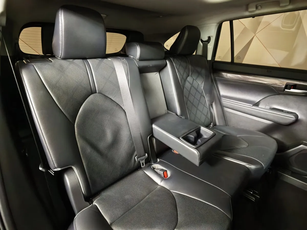 Toyota Highlander 2.4T AT 4WD (269 л.с.) Черный в АВИЛОН. Слайд №16