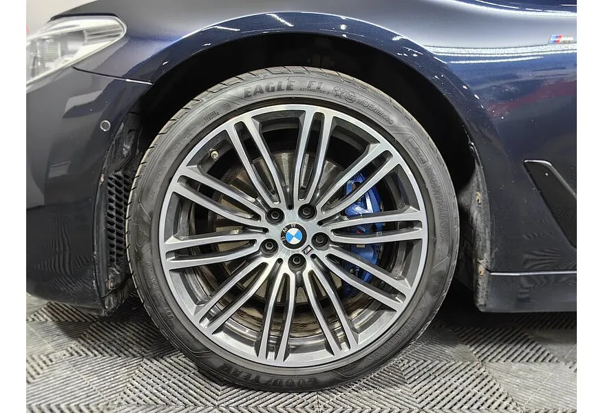 BMW 5 серия 530d xDrive Steptronic (249 л.с.) M Sport (Локальная сборка) Черный в АВИЛОН. Слайд №6