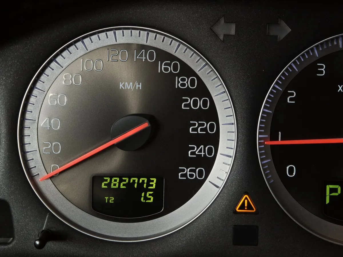 Volvo XC90 2.5 T5 Geartronic AWD (5 мест) (210 л.с.) Коричневый в АВИЛОН. Слайд №18