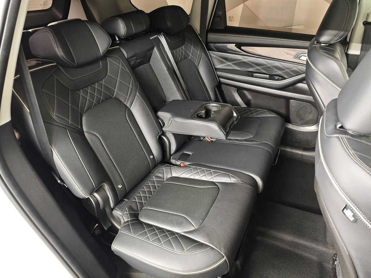 EXEED VX 2.0 AT AWD (249 л.с.) 7 мест President Белый в АВИЛОН. Слайд №17