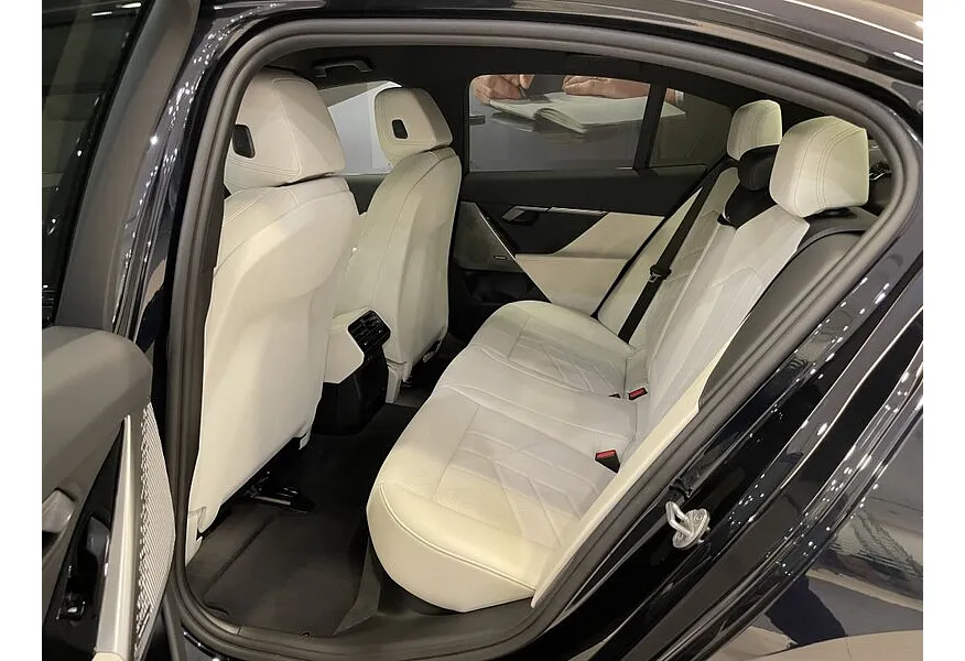 BMW 5 серия 520d xDrive AT (197 л.с.) Черный в АВИЛОН. Слайд №10