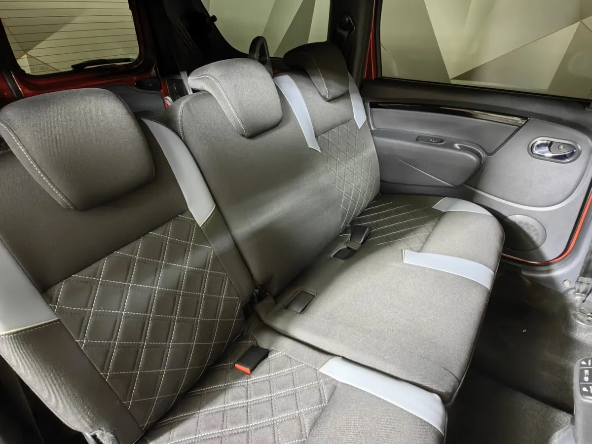 ВАЗ (Lada) Largus 1.6 MT 16 кл (5 мест) (106 л.с.) KS045-52-X00 Luxe Красный в АВИЛОН. Слайд №17