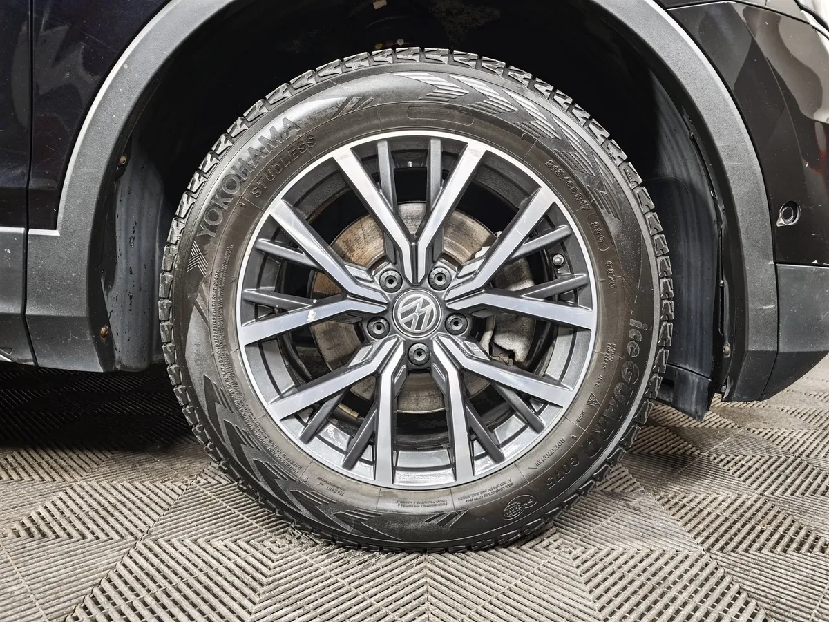 Volkswagen Tiguan 2.0 TDI 4Motion DSG (150 л.с.) OFFROAD Черный в АВИЛОН. Слайд №9