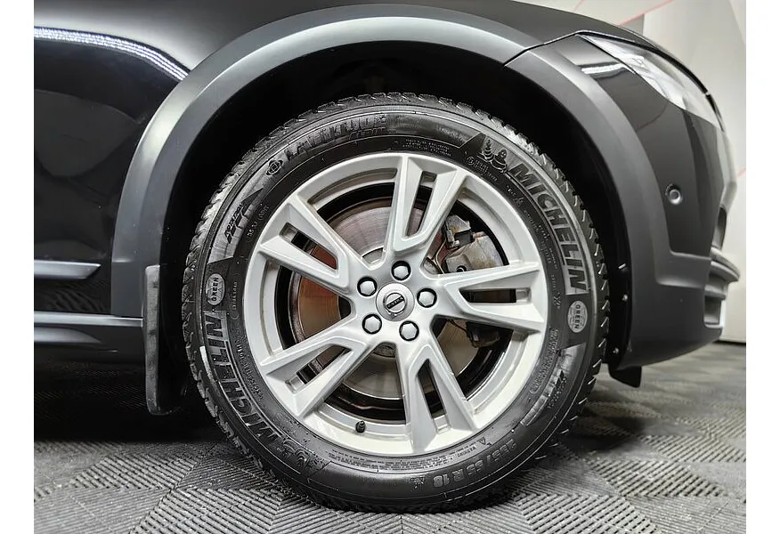 Volvo V90 Cross Country 2.0 D4 AT AWD (190 л.с.) Pro Черный в АВИЛОН. Слайд №9