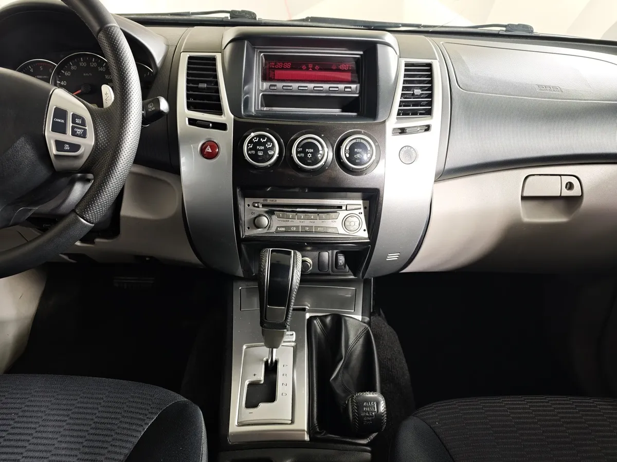 Mitsubishi Pajero Sport 2.5 DI-D AT AWD (178 л.с.) Серый в АВИЛОН. Слайд №15