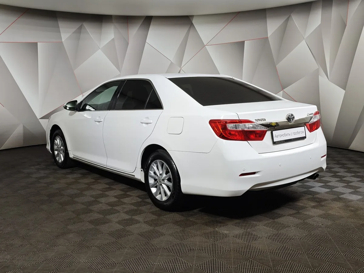 Toyota Camry 2.5 AT (181 л.с.) Белый в АВИЛОН. Слайд №4