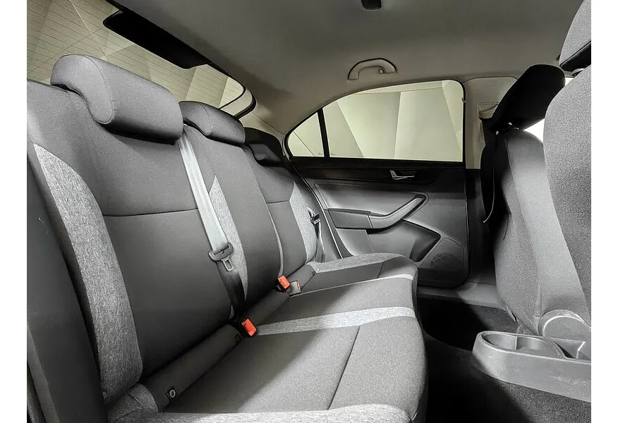 Skoda Rapid 1.6 MT (90 л.с.) Белый в АВИЛОН. Слайд №16