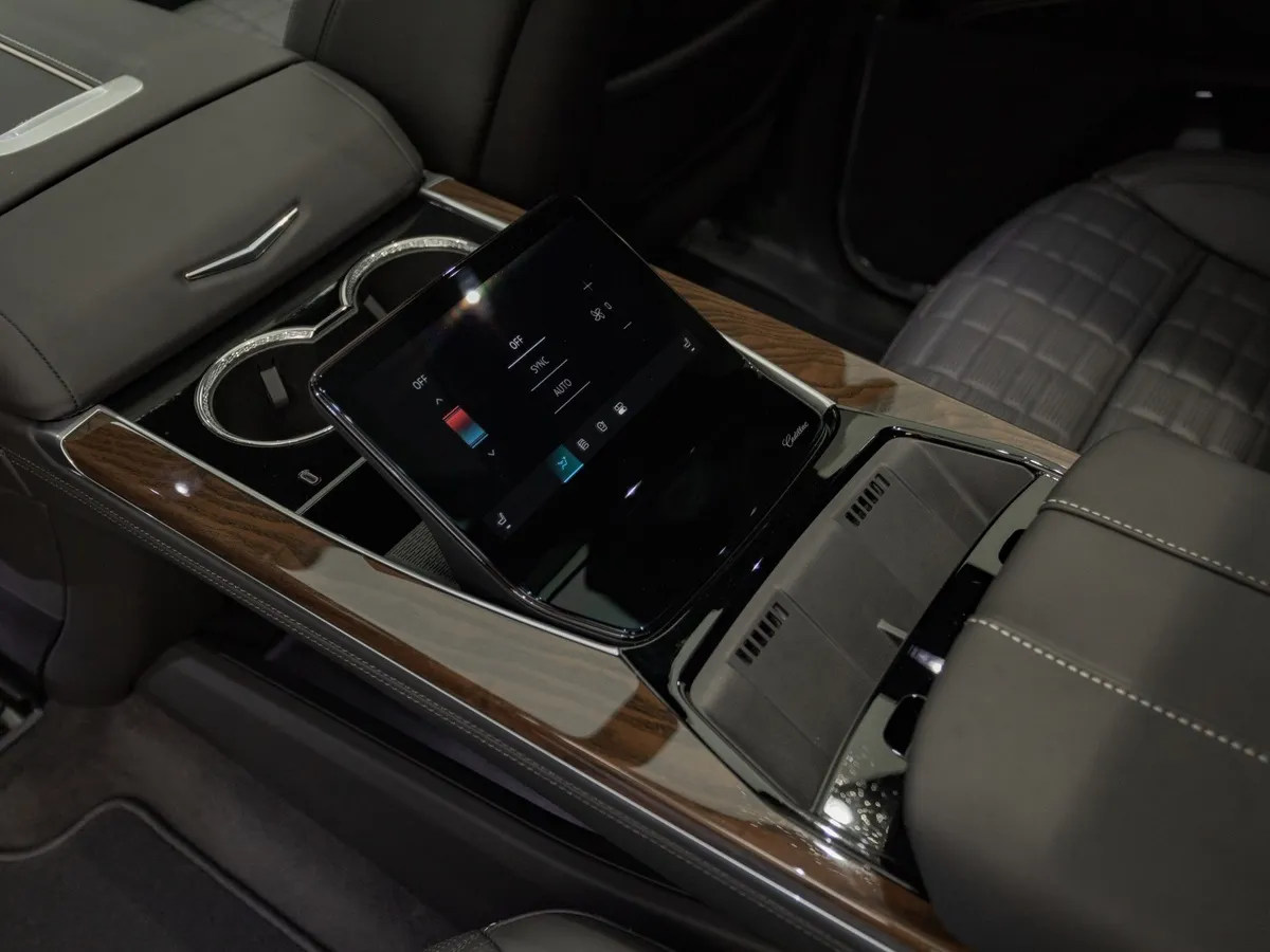 Cadillac Escalade 6.2 ESV AT AWD (420 л.с.) Sport Platinum Черный в АВИЛОН. Слайд №11