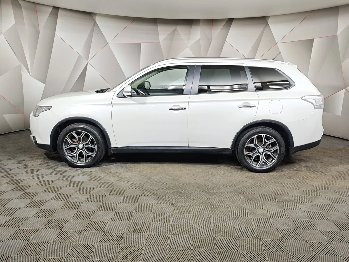 Mitsubishi Outlander 2.4 MIVEC CVT 4WD (167 л.с.) Ultimate Plus Белый в АВИЛОН. Слайд №5