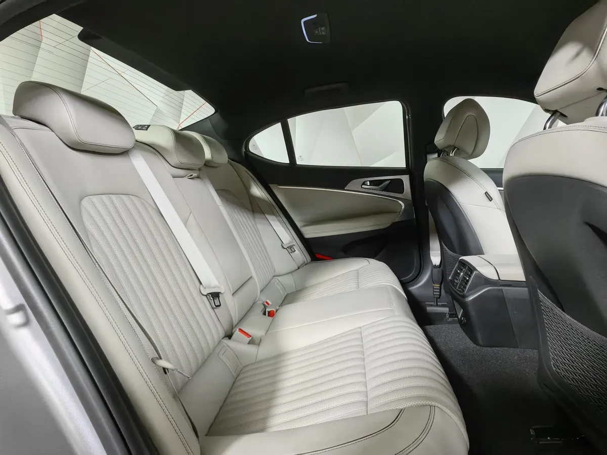 Genesis G70 2.0 T AT AWD (197 л.с.) Elegance + Sport Серый в АВИЛОН. Слайд №16