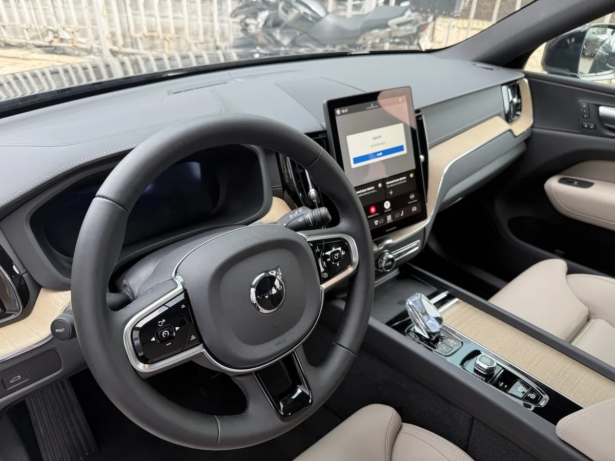 Volvo XC60 2.0 AT AWD (264 л.с.) Luxury Edition Черный в АВИЛОН. Слайд №5