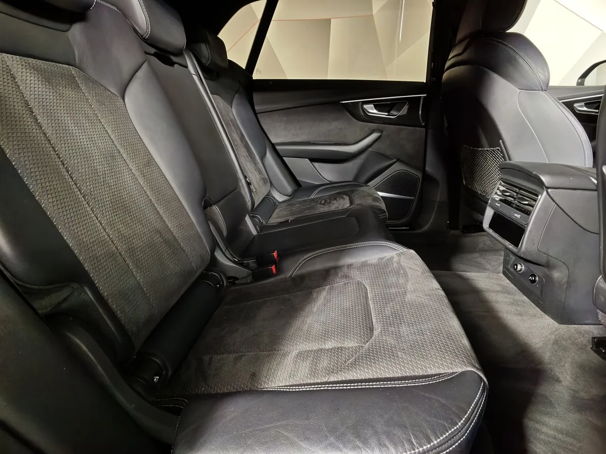 Audi Q8 55 TFSI Tiptronic quattro (340 л.с.) Серый в АВИЛОН. Слайд №16