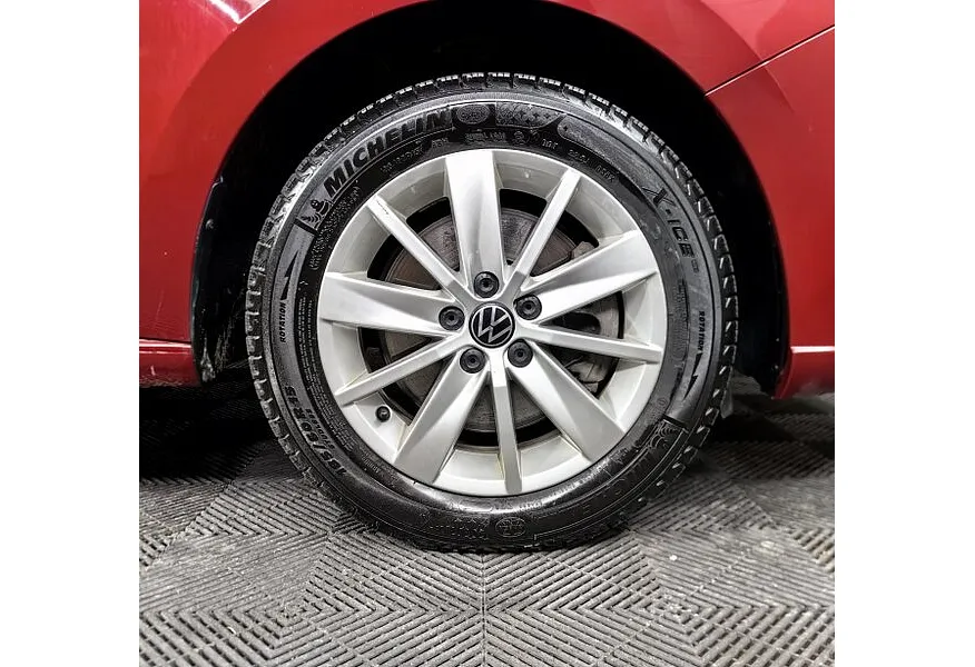 Volkswagen Polo 1.6 MPI AT (110 л.с.) Status + Зимний + Комфорт + Мультимедиа Красный в АВИЛОН. Слайд №9