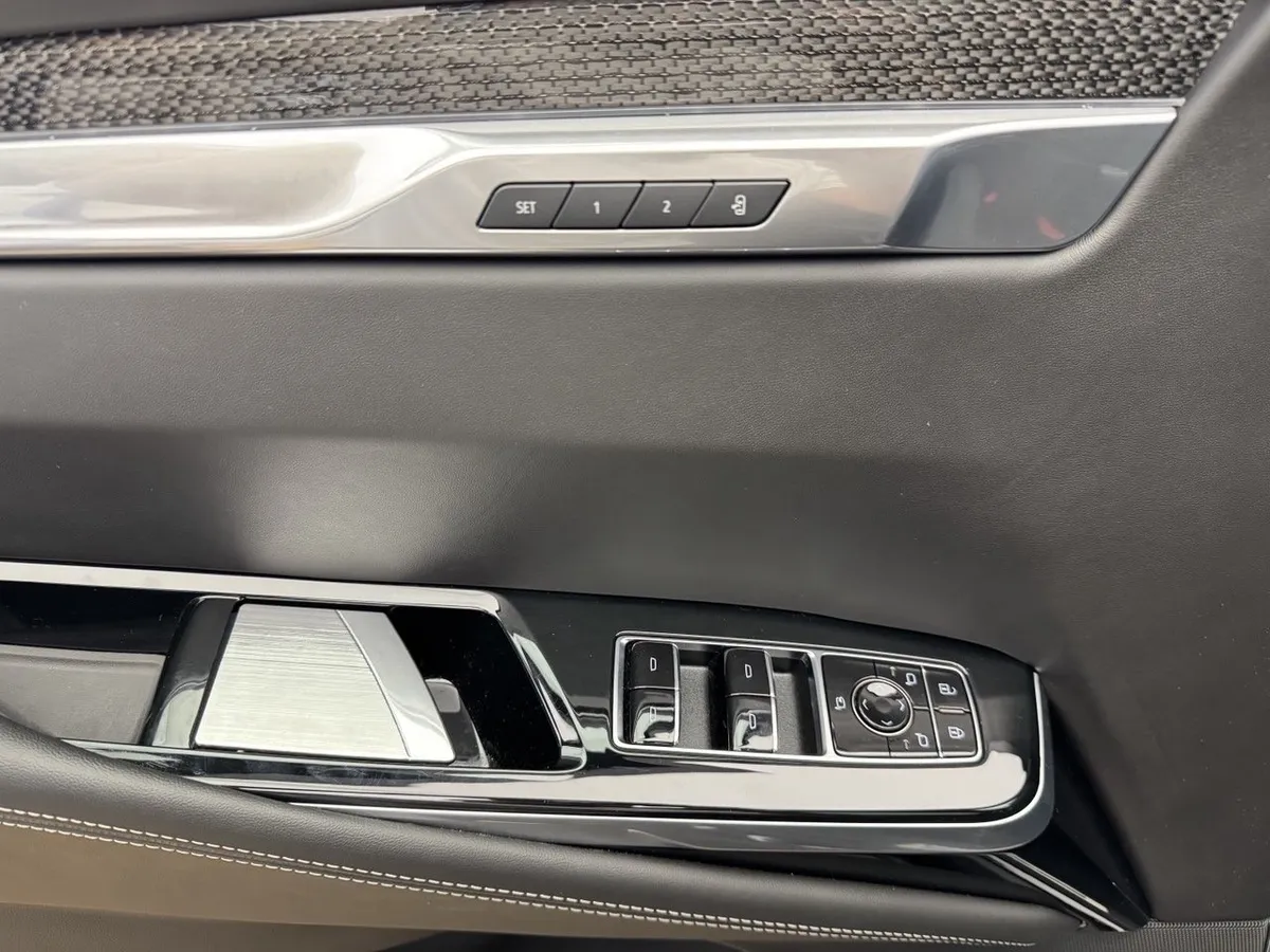 Cadillac Escalade V 6.2 AT 4WD (690 л.с.) V-series Черный в АВИЛОН. Слайд №19