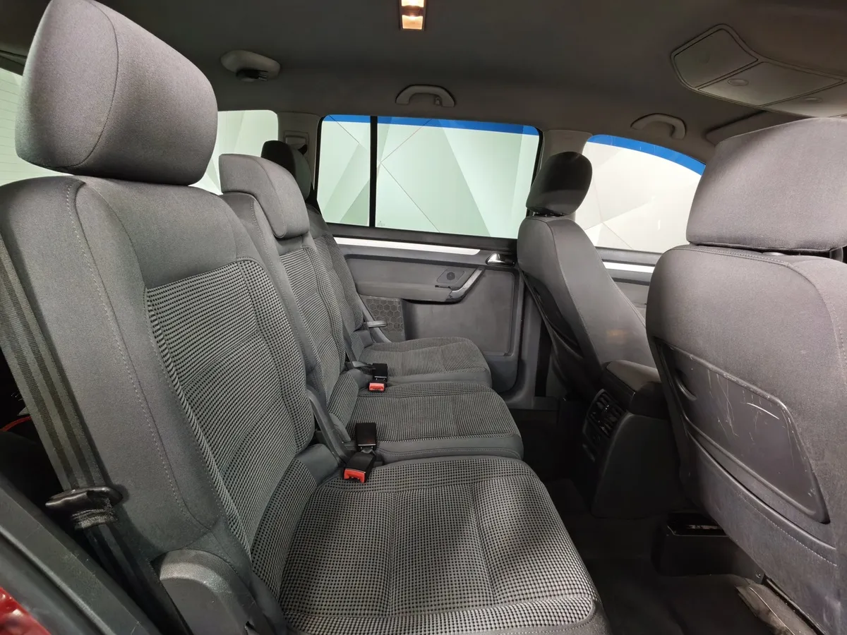 Volkswagen Touran 1.9 TDI AT (100 л.с.) Conceptline Красный в АВИЛОН. Слайд №13