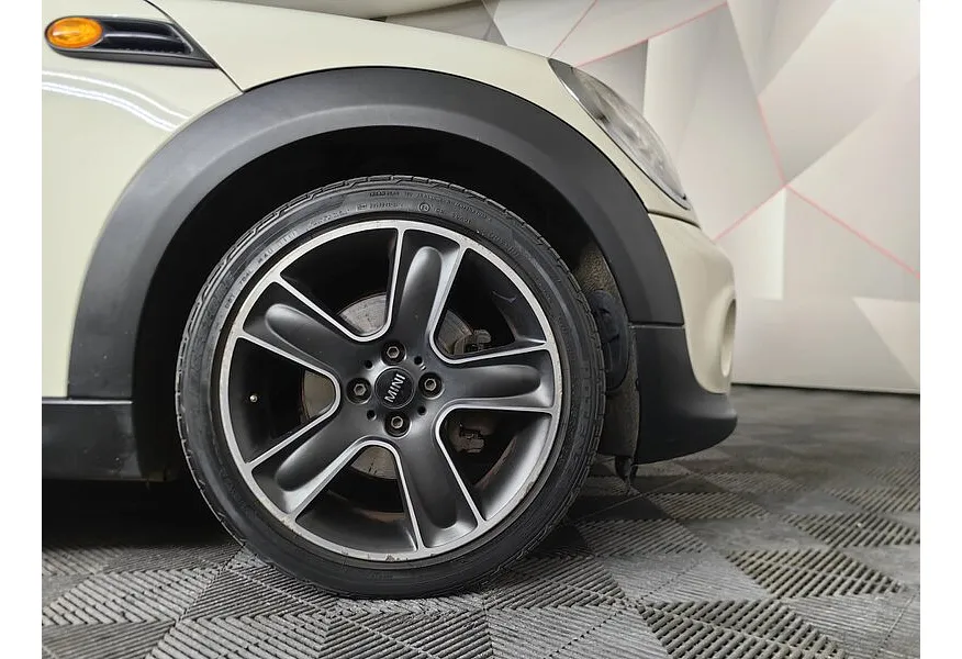 MINI Clubman 1.6 AT (120 л.с.) Белый в АВИЛОН. Слайд №7