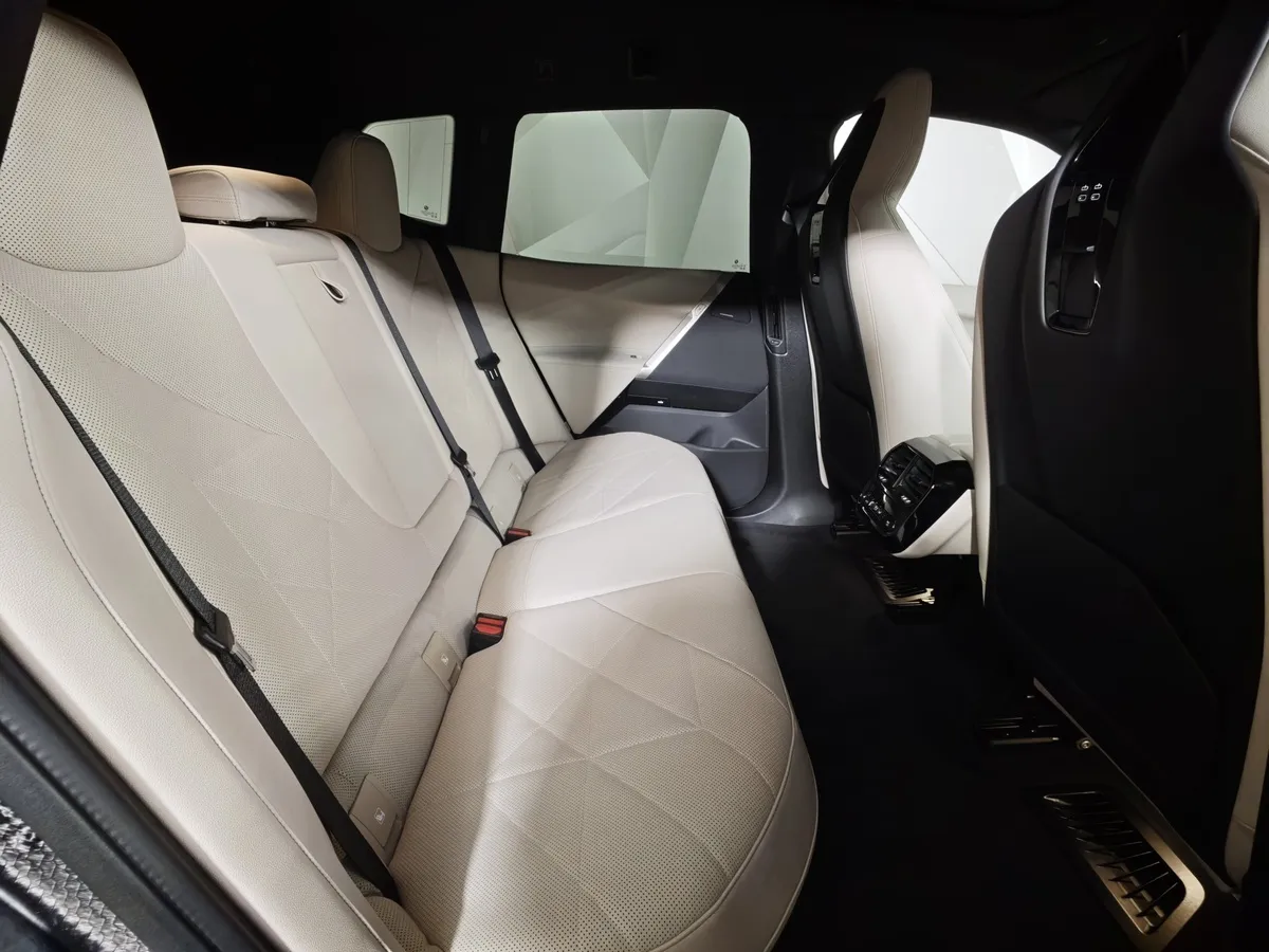 BMW iX xDrive 50 Steptronic (523 л.с.) Suite Sport Черный в АВИЛОН. Слайд №13