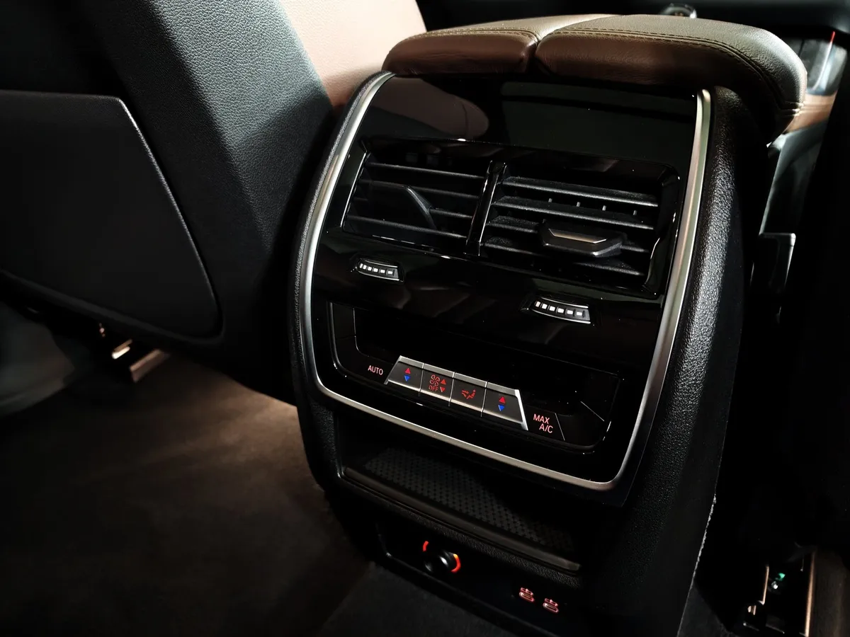 BMW X7 xDrive40i Steptronic (340 л.с.) Черный в АВИЛОН. Слайд №25