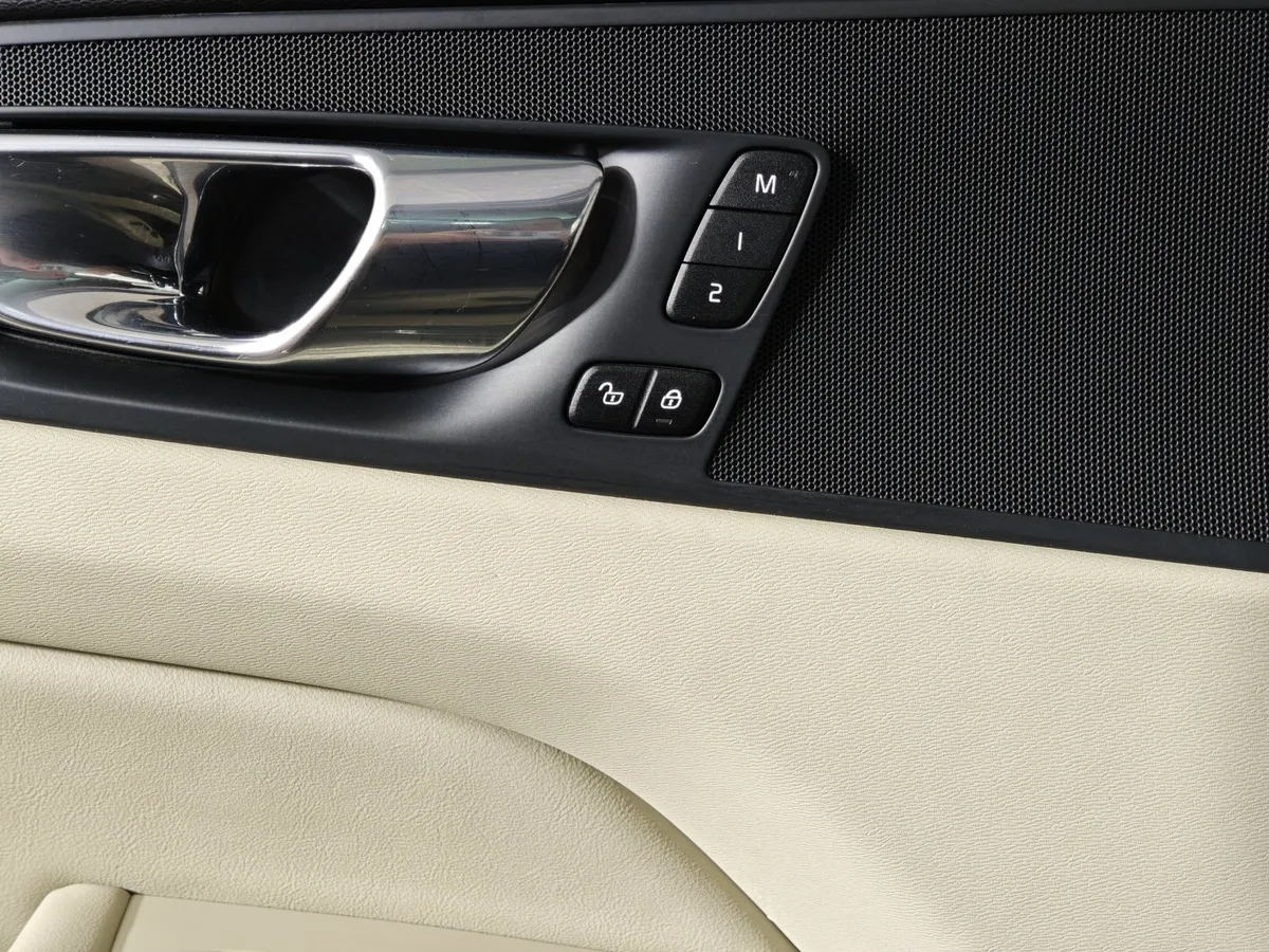Volvo XC60 2.0 T5 AT AWD (249 л.с.) Inscription Зеленый в АВИЛОН. Слайд №19