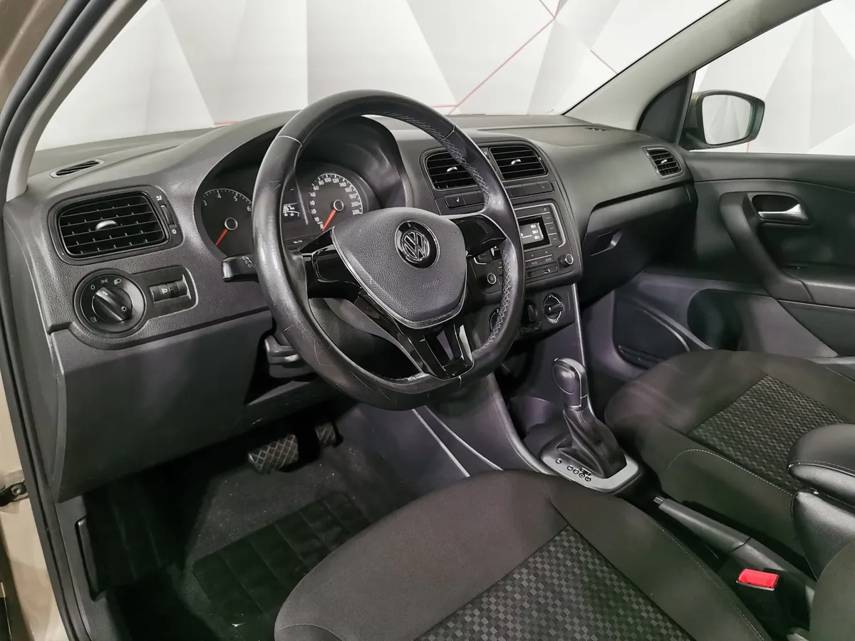 Volkswagen Polo 1.6 MPI AT (110 л.с.) Бежевый в АВИЛОН. Слайд №18