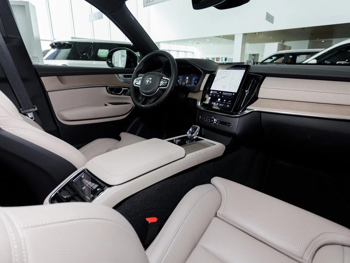 Volvo XC90 2.0 B6 mild hybrid AT AWD (7 мест) (300 л.с.) Ультра темный Серый в АВИЛОН. Слайд №10