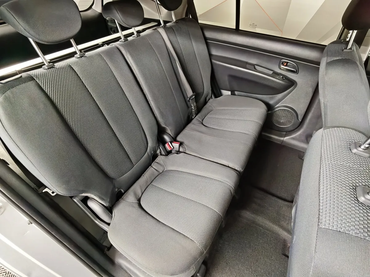 Kia Carens 1.6 MT (126 л.с.) Серебристый в АВИЛОН. Слайд №16