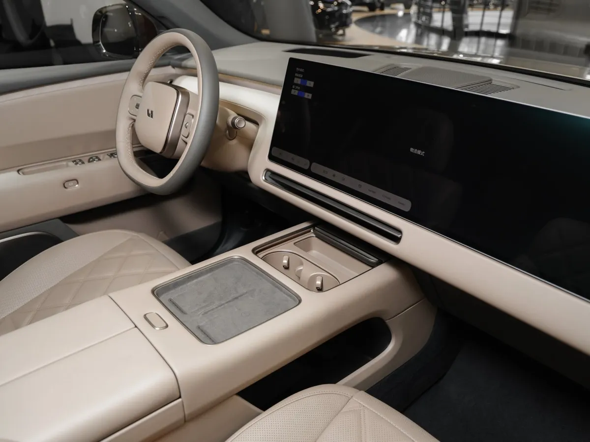 Li Auto L9 1.5h AT 4WD (571 л.с.) Ливис Серый в АВИЛОН. Слайд №2