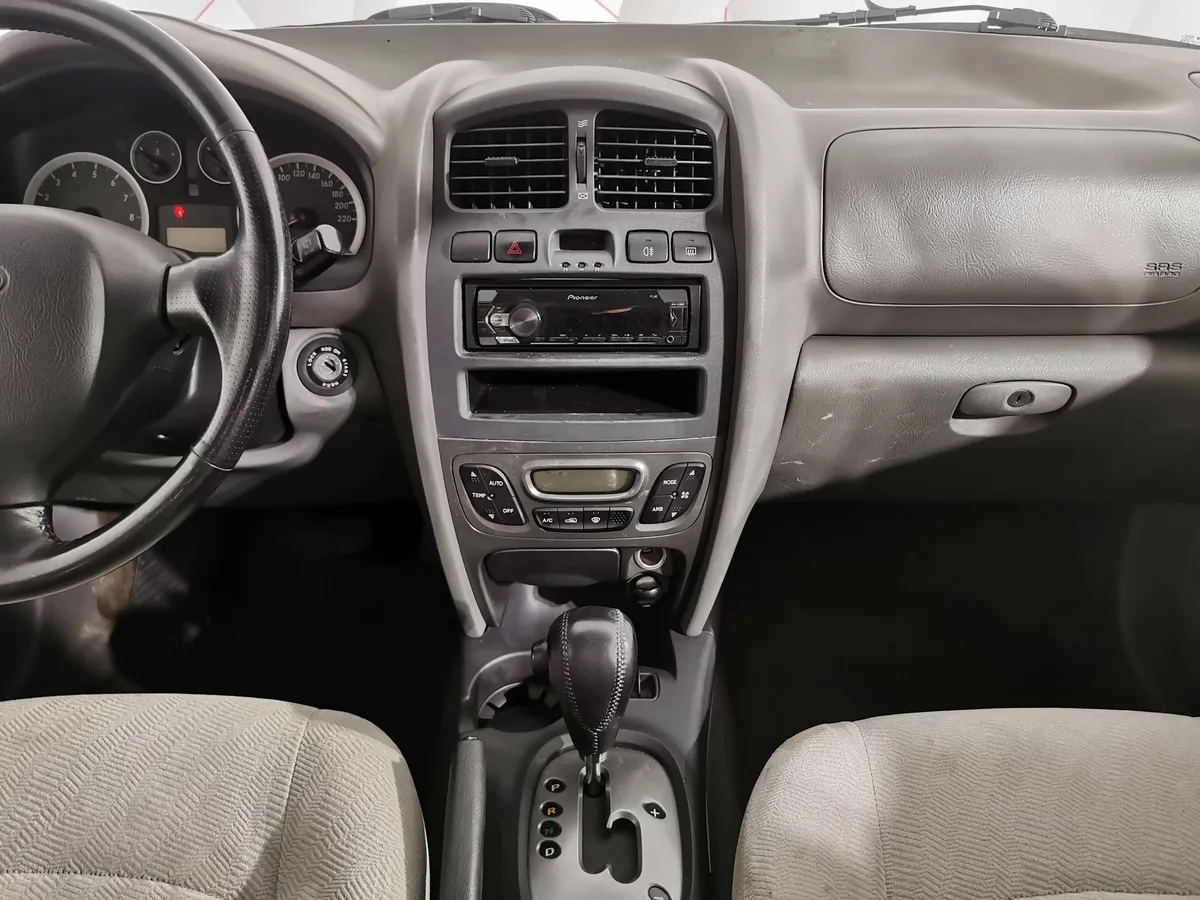 Hyundai Santa Fe 2.7 AT (173 л.с.) Серебристый в АВИЛОН. Слайд №13