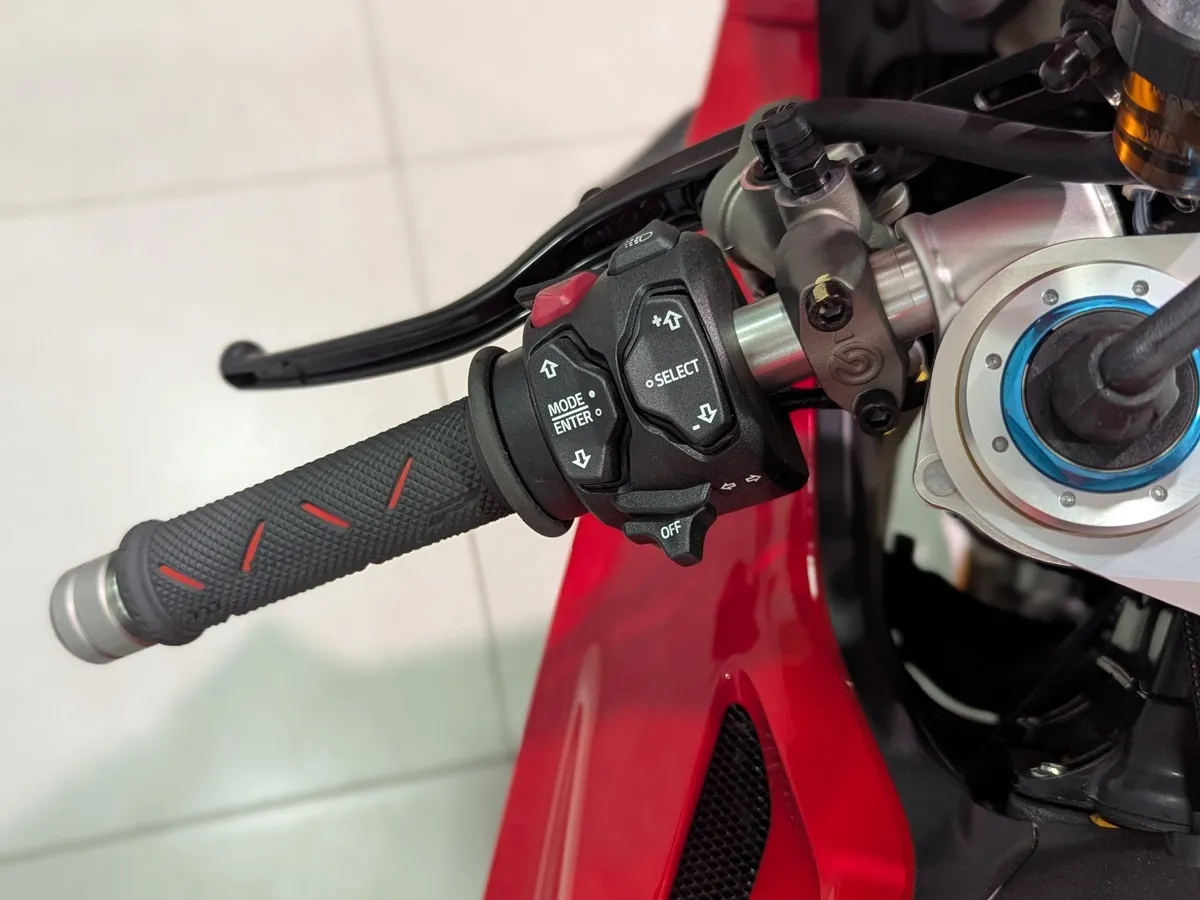 Ducati Panigale V4 1100 см³ (214 л.с.) 1103 Красный в АВИЛОН. Слайд №9